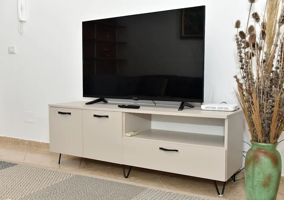 Sunny And Spacious Apartment In Orikum Beach 0*,  알바니아