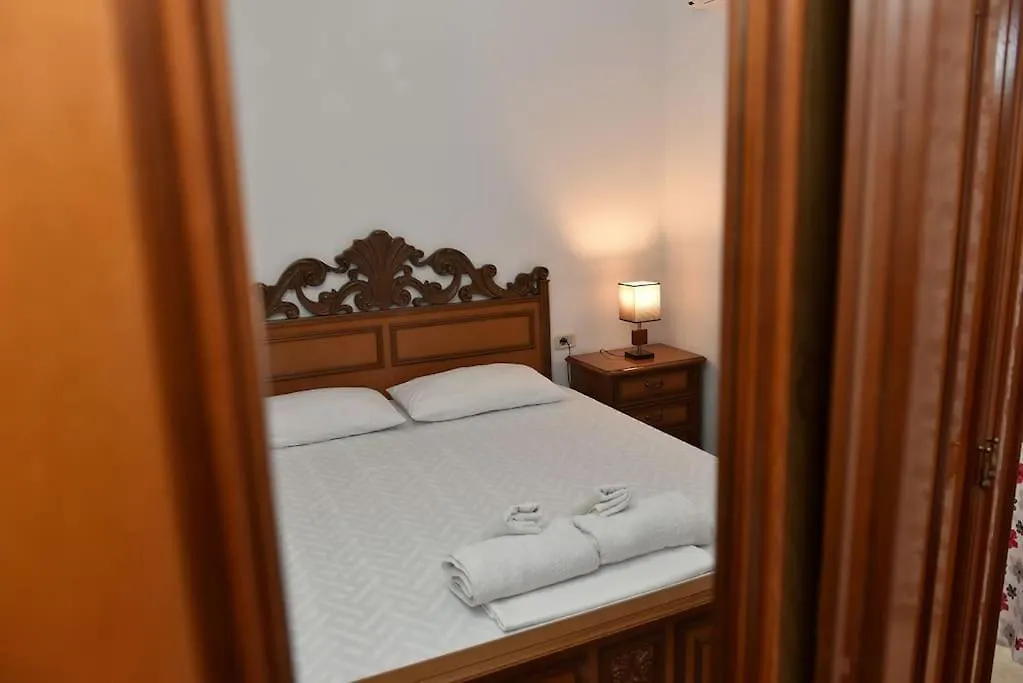 Sunny And Spacious Apartment In Orikum Beach