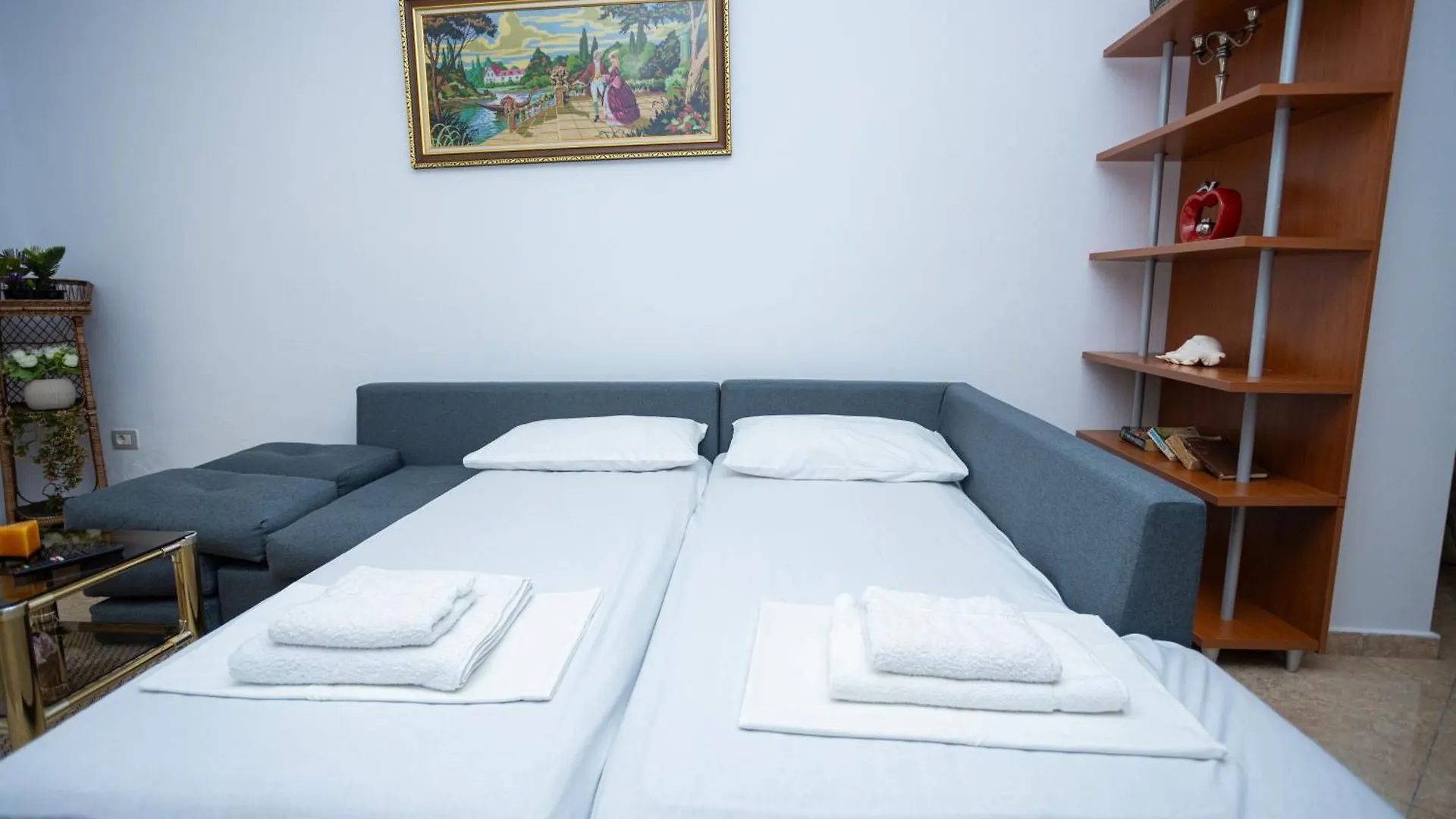 Sunny And Spacious Apartment In Orikum Beach