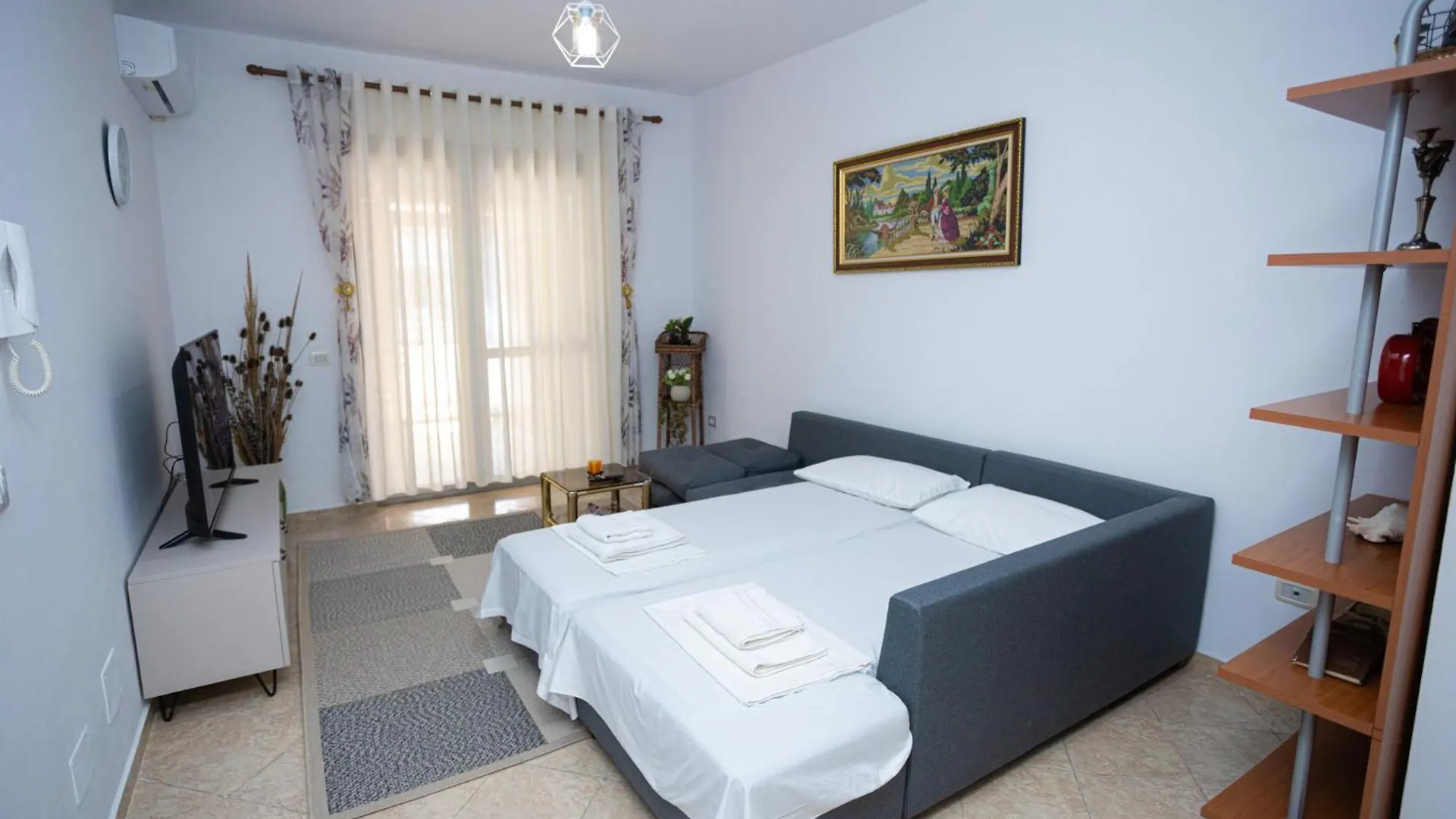 Sunny And Spacious Apartment In Orikum Beach