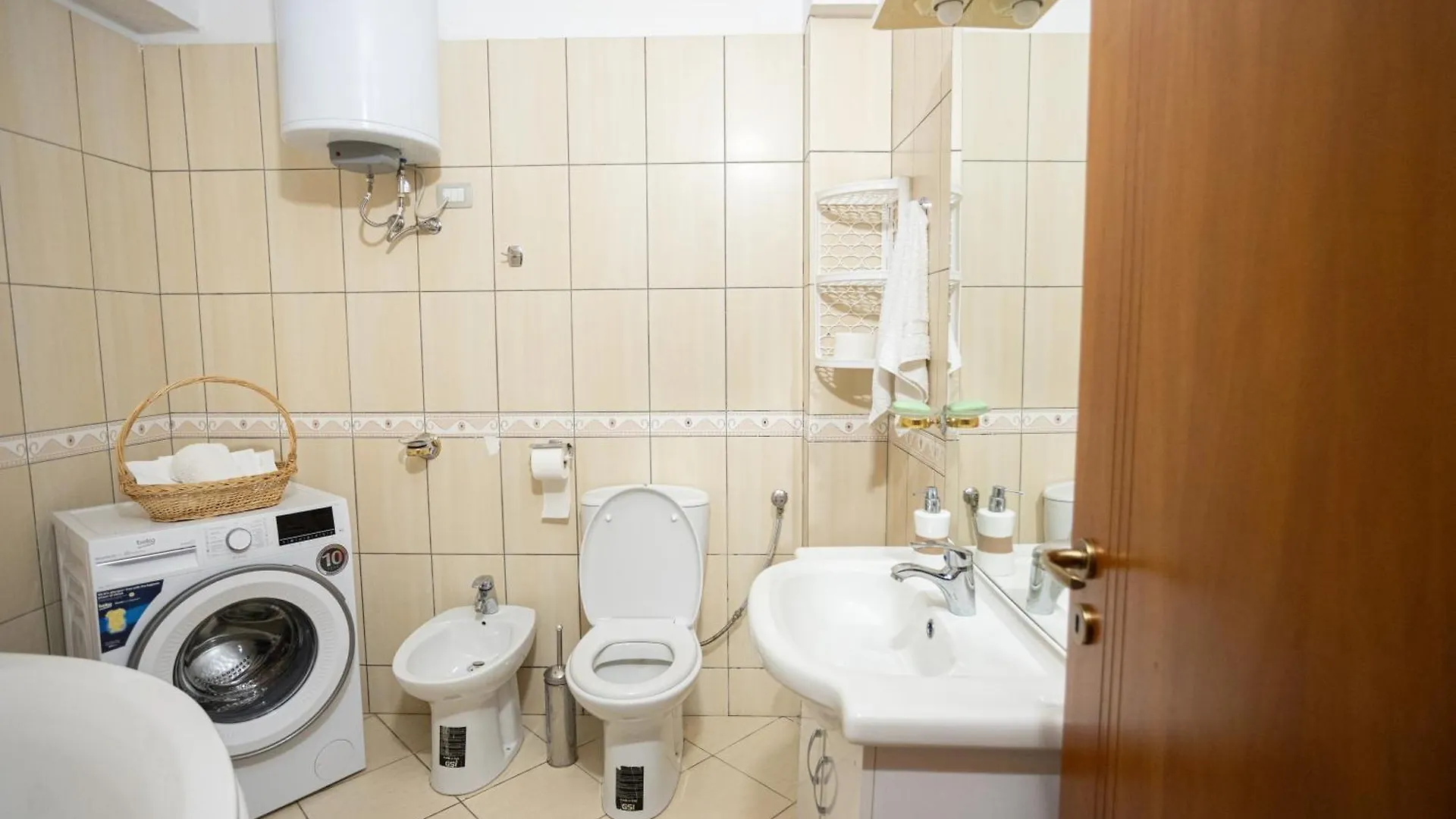 Sunny And Spacious Apartment In Orikum Beach