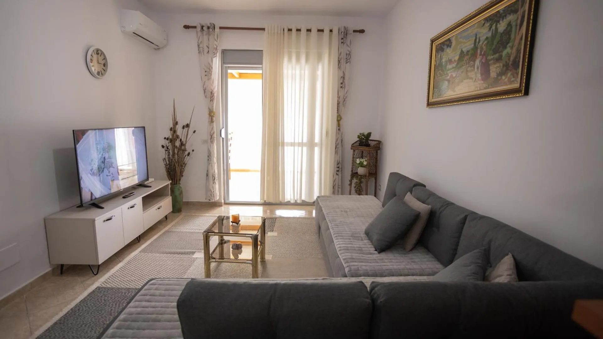 Sunny And Spacious Apartment In Orikum Beach