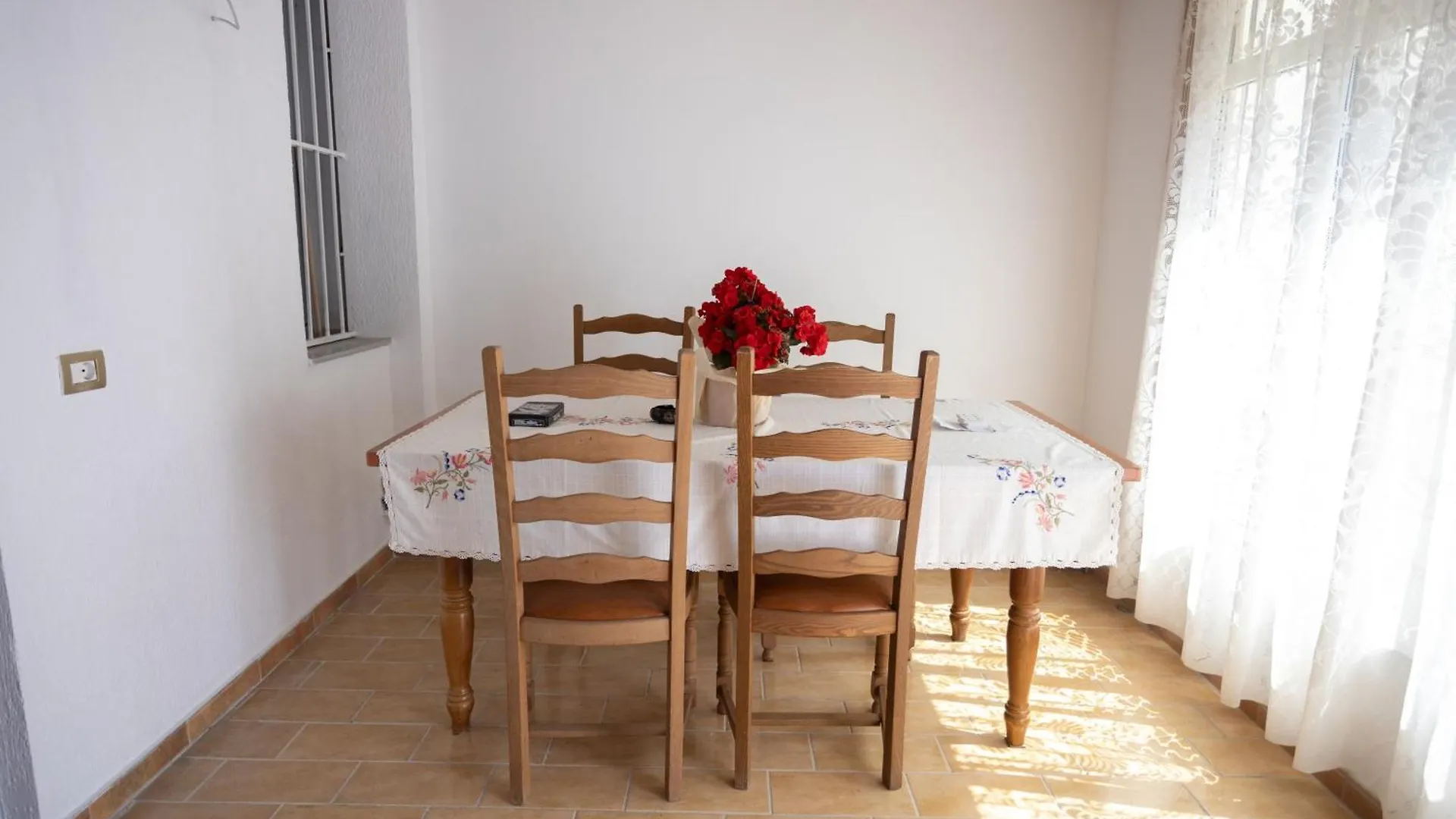 Sunny And Spacious Apartment In Orikum Beach