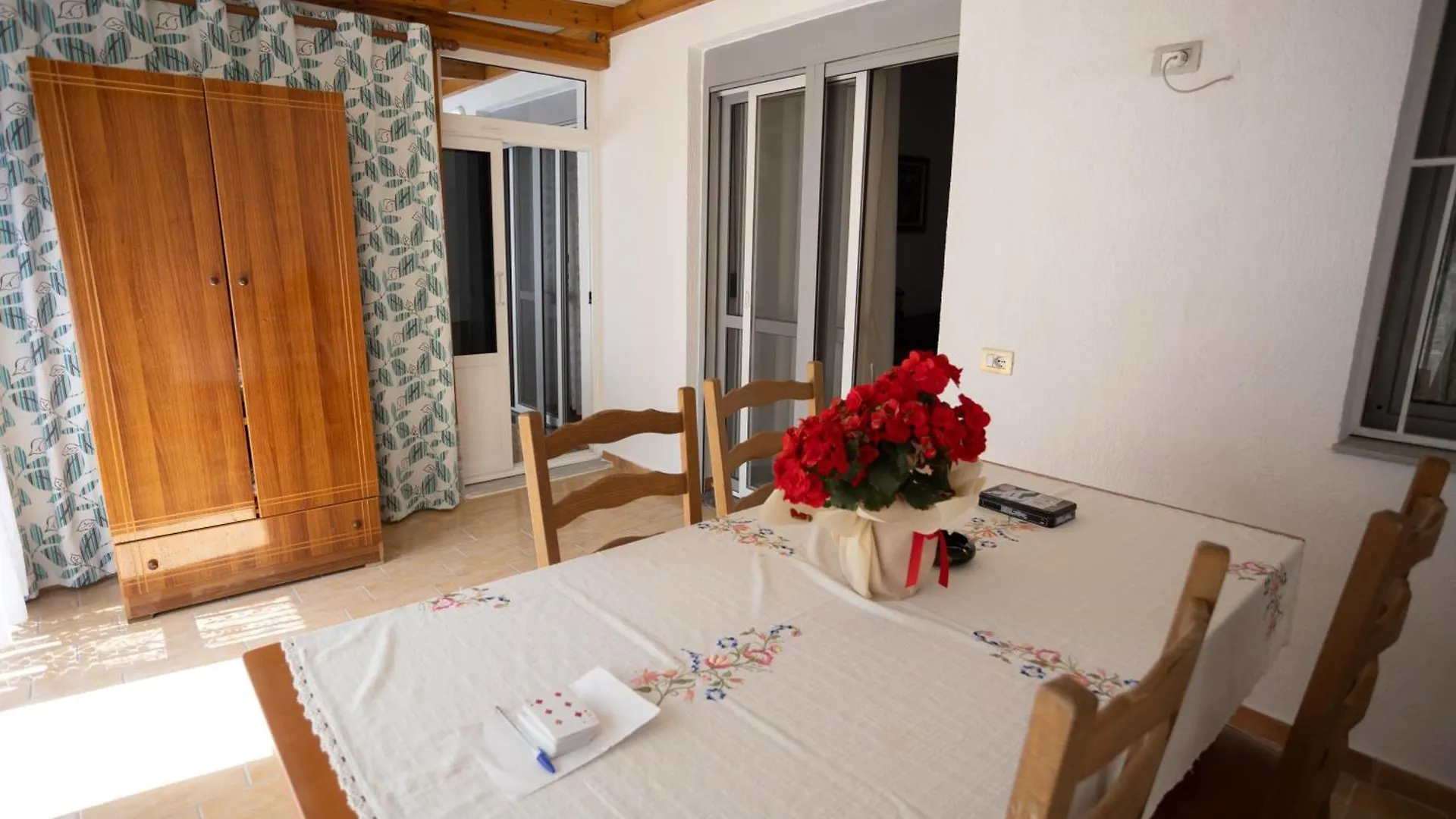 Sunny And Spacious Apartment In Orikum Beach