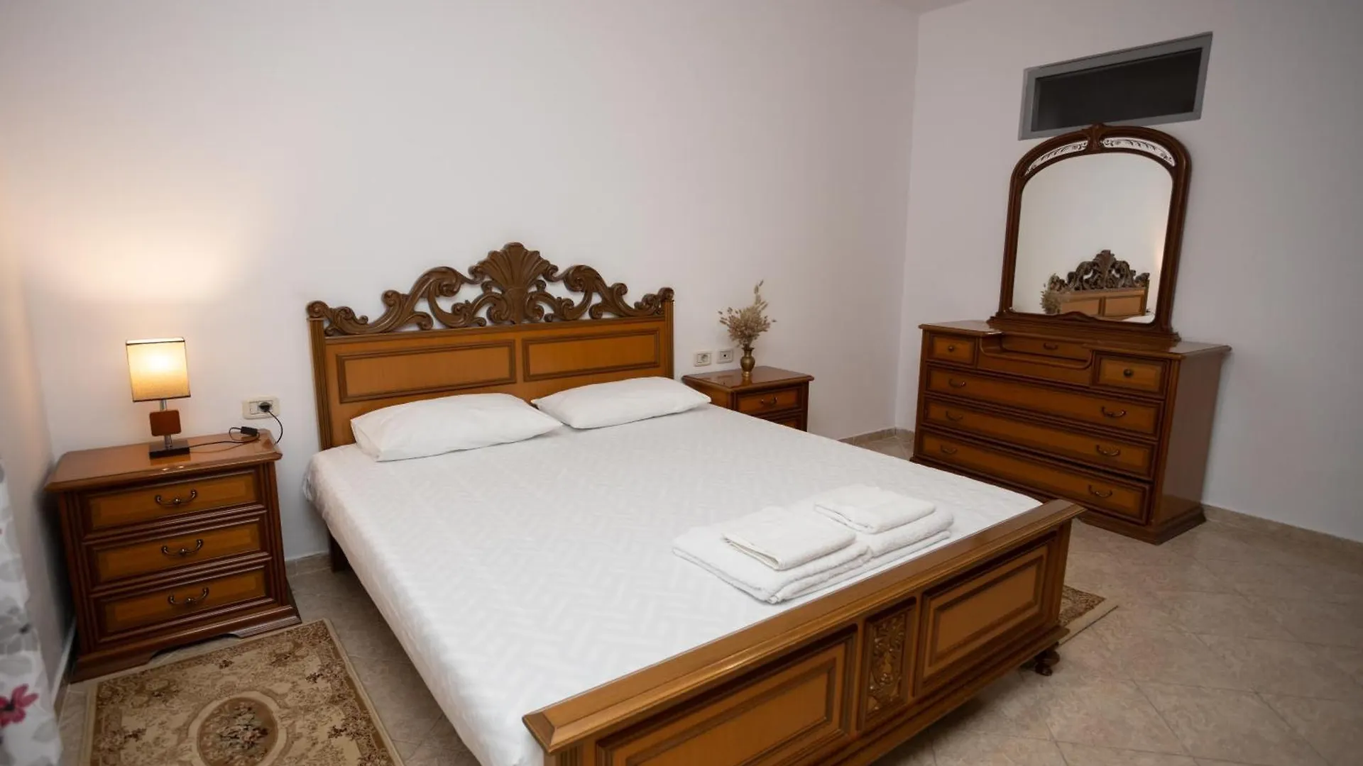 Sunny And Spacious Apartment In Orikum Beach