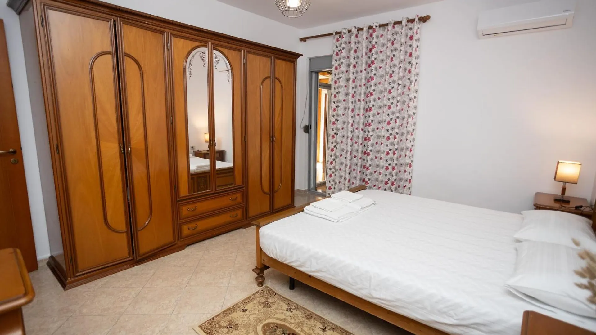 Sunny And Spacious Apartment In Orikum Beach